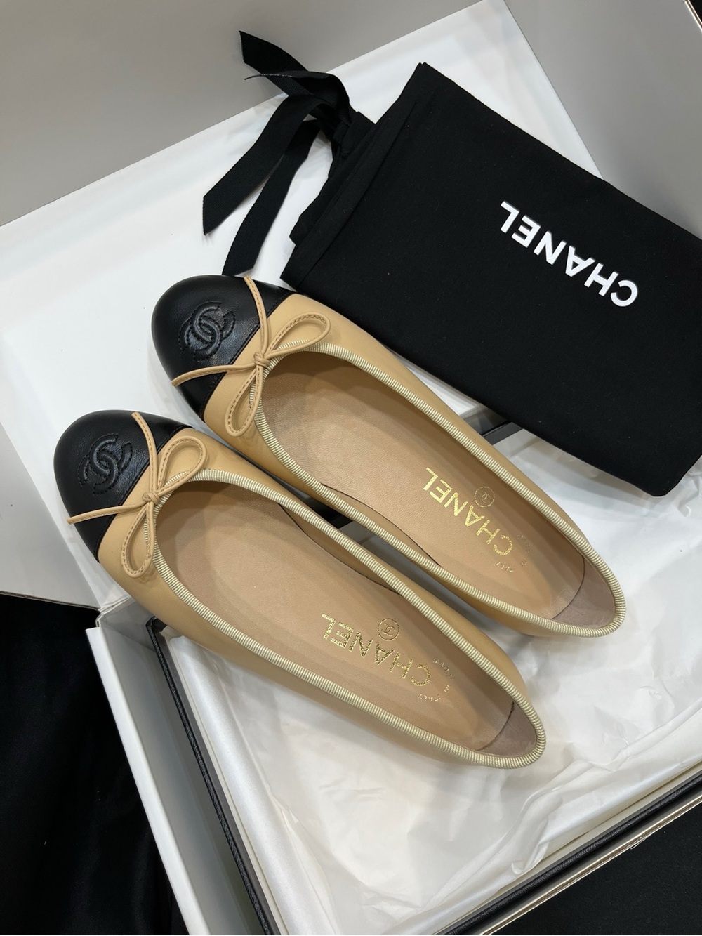 CHANEL 💗Beige and Black Cap Toe Ballet Flats with Bow - Picture 8 of 8